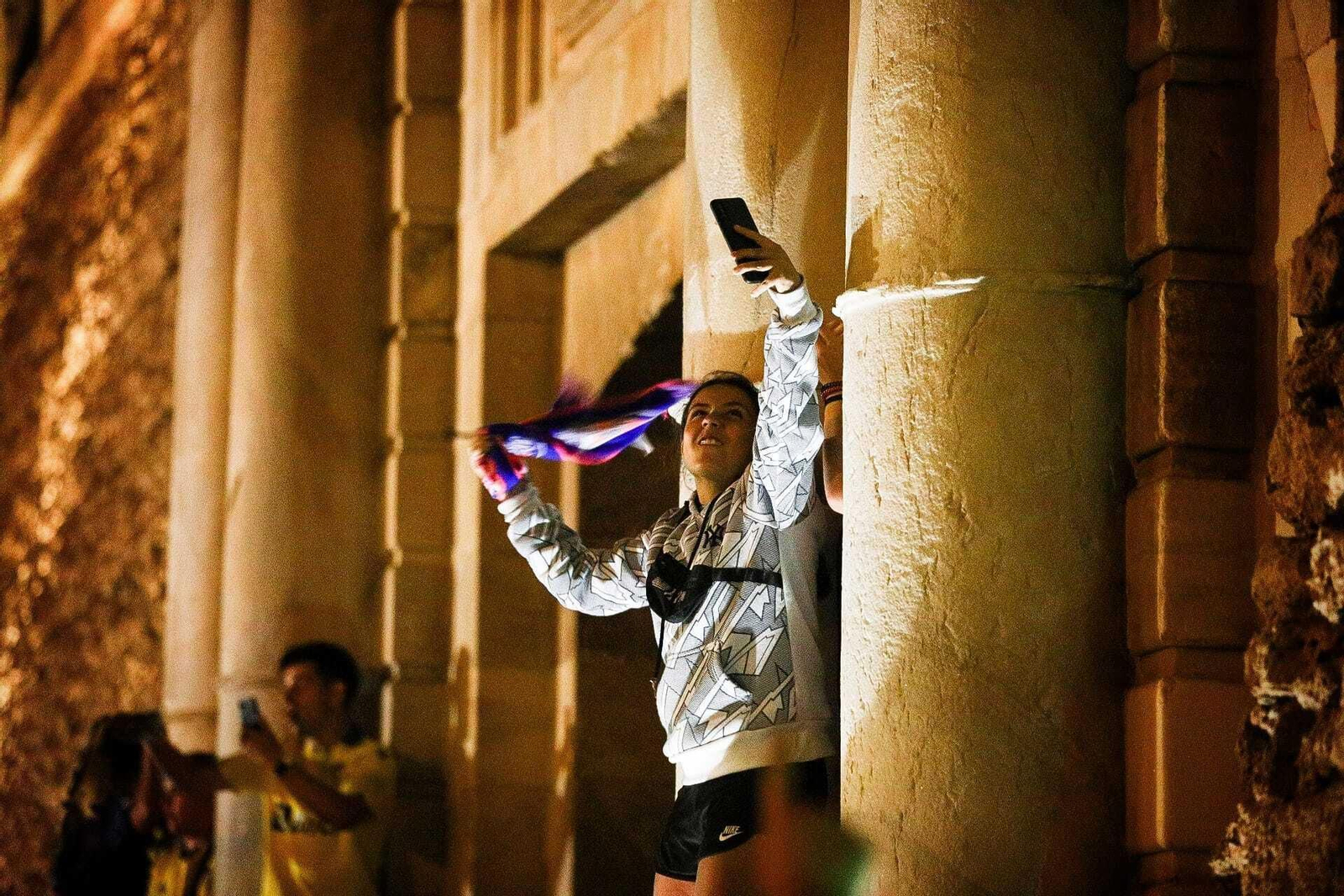 Aficionados del Cádiz celebran la permanencia en Puertas de Tierra.