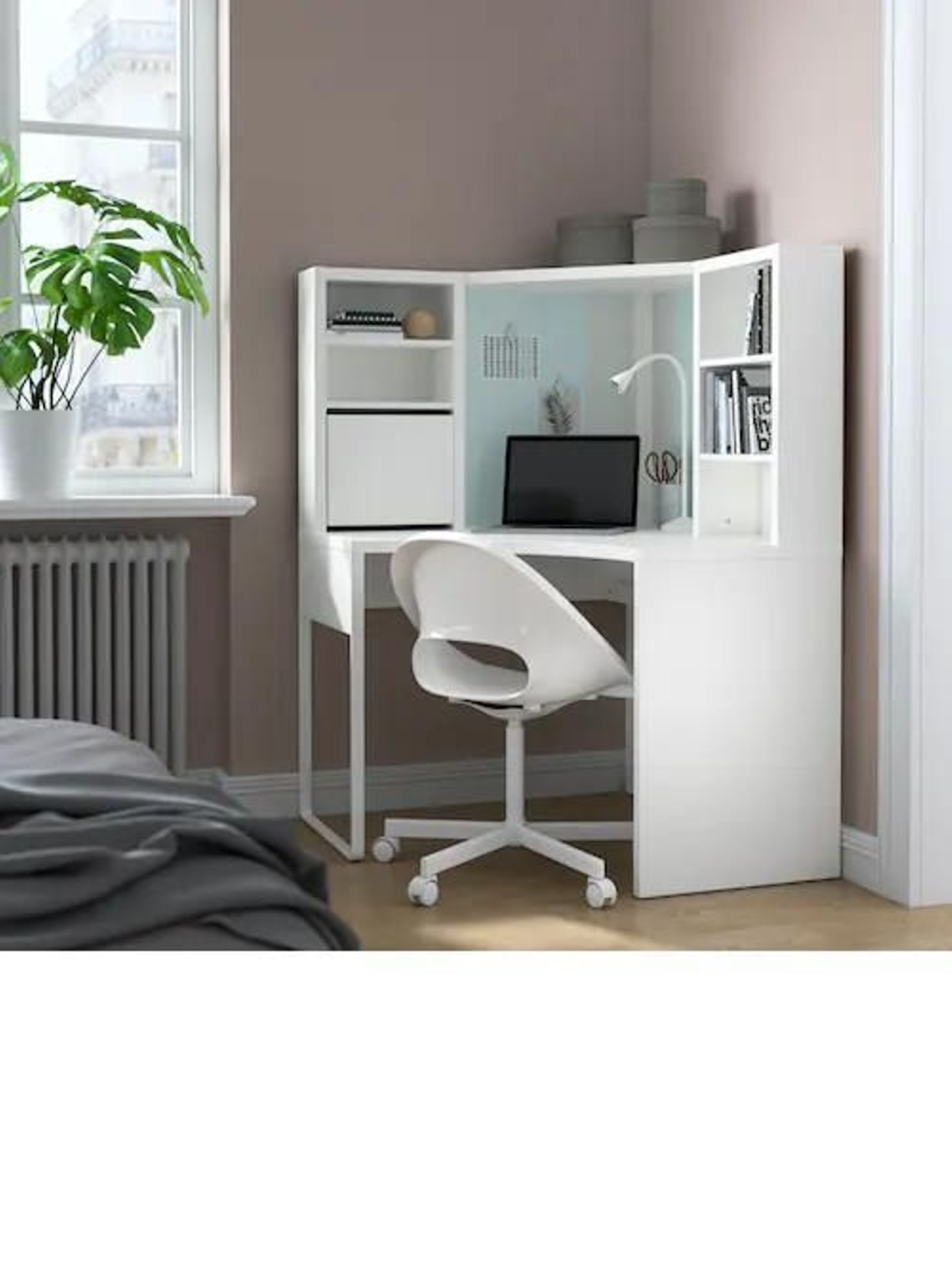 El tocador del dormitorio, convertido en oficina en una casa pequeña.