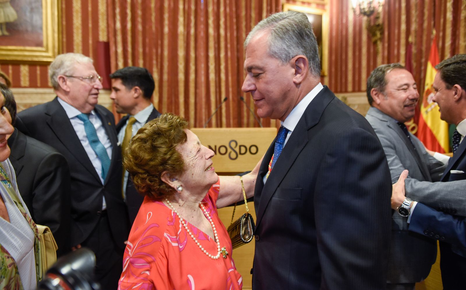 La investidura de José Luis Sanz como alcalde de Sevilla, en imágenes