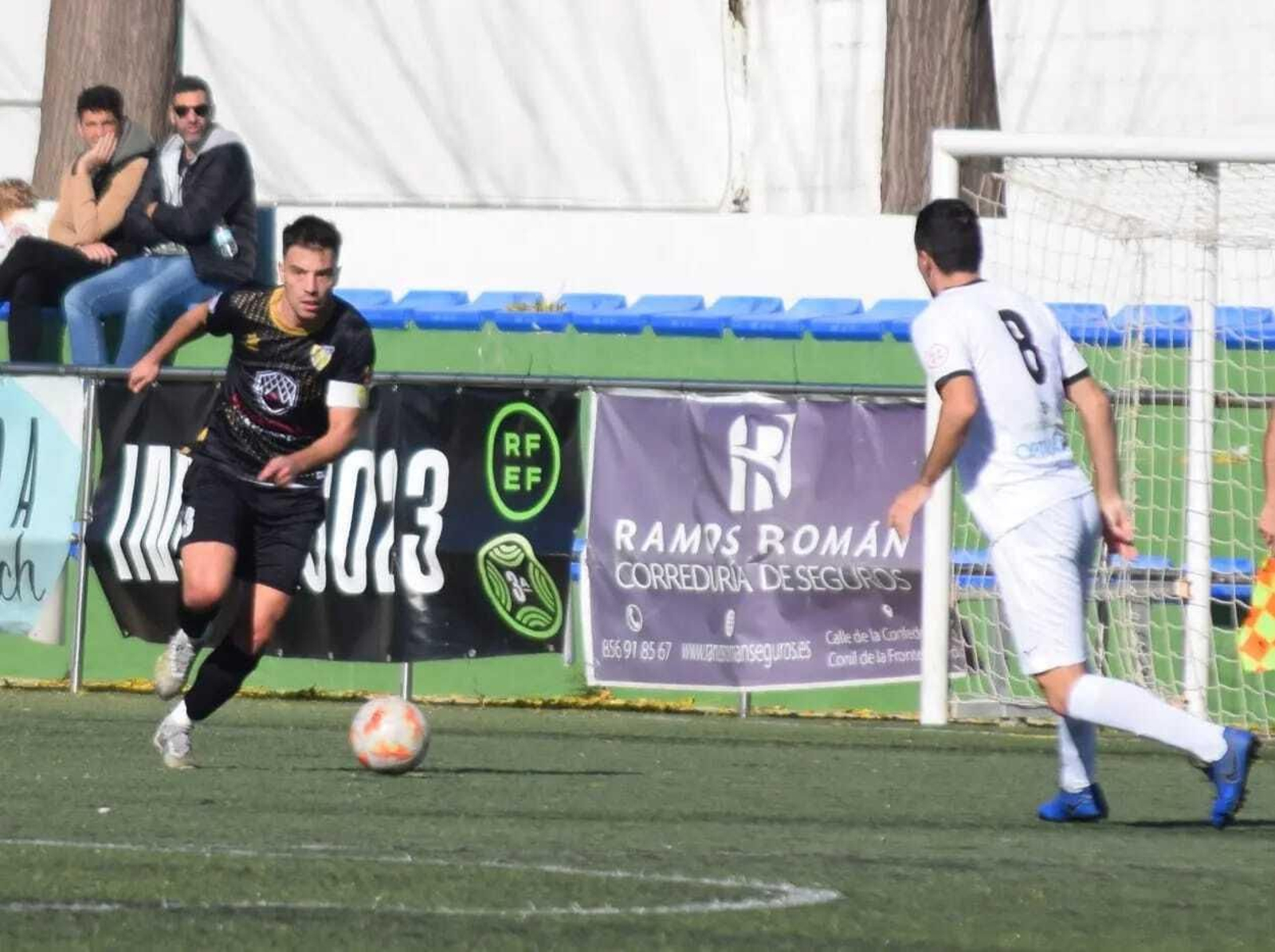 Galopada de Pablo Molina, capitán y 'buque insignia' del Conil CF.