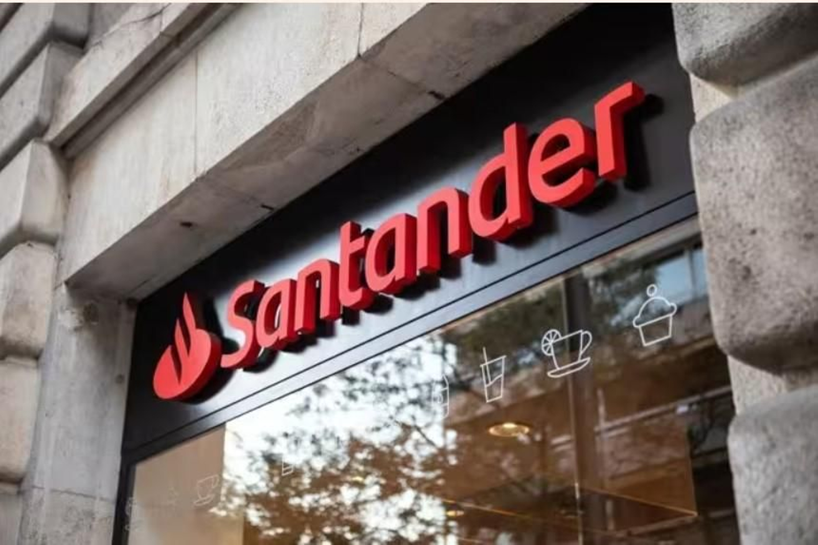 Logo del Banco Santander en una sucursal de la entidad.