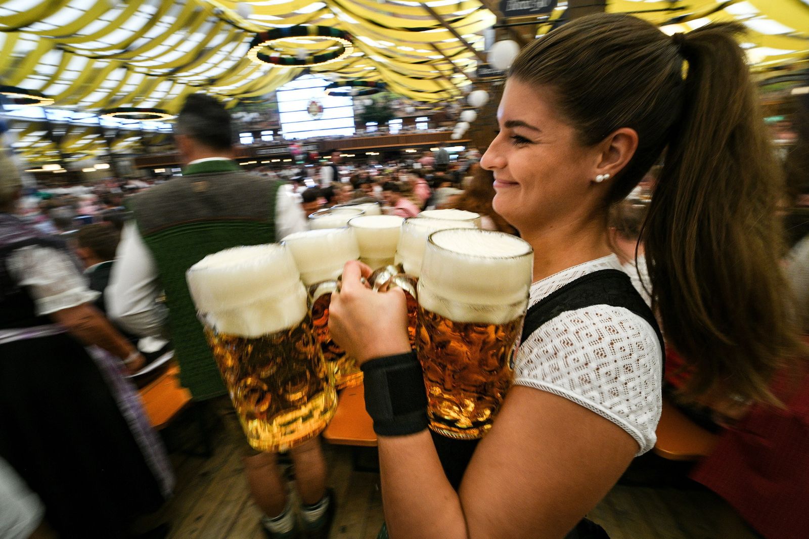 Alcalá de Guadaíra y Lora del Río toman la tradición alemana de la fiesta de la cerveza, Oktoberfest.