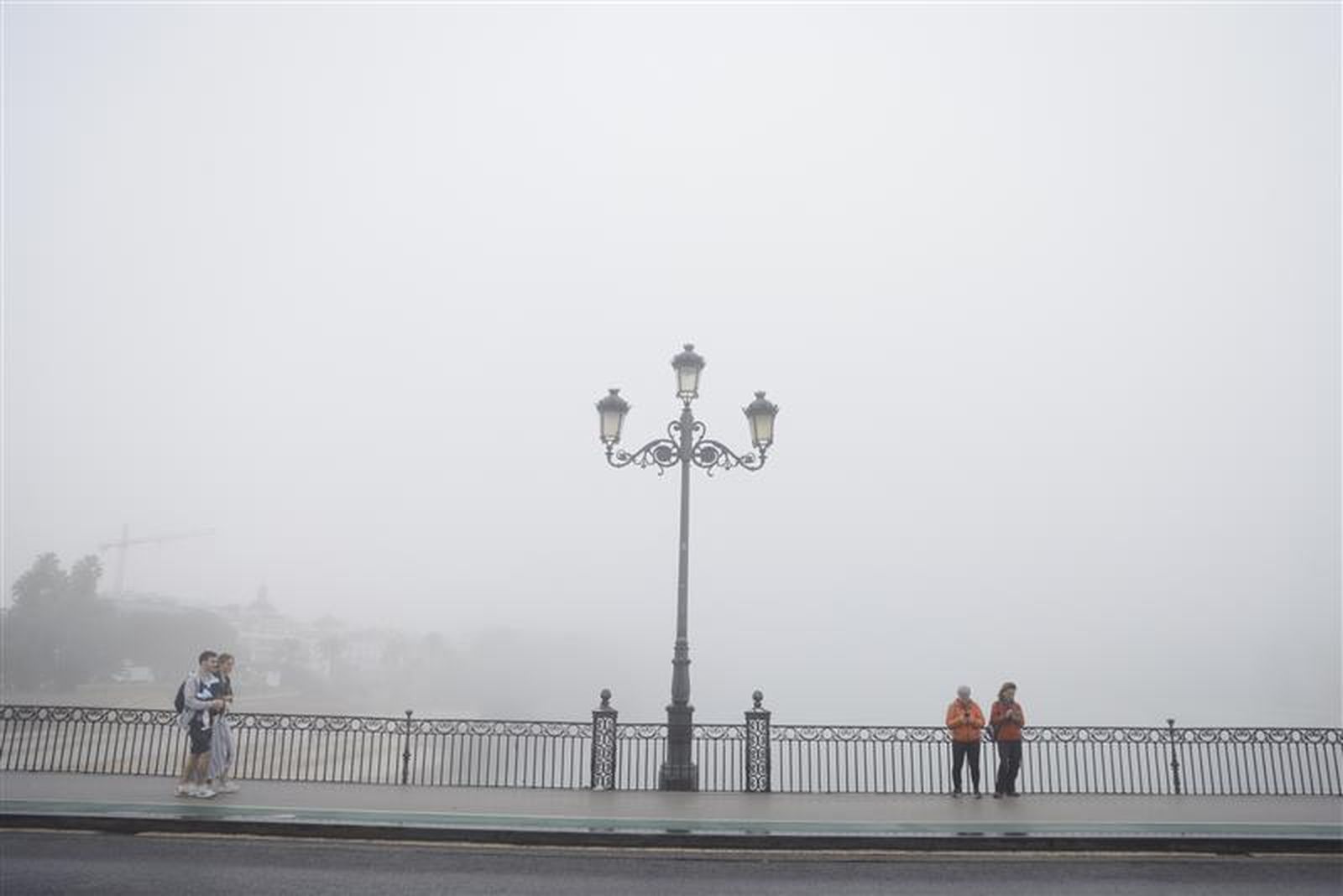 Una intensa niebla cubre Sevilla.