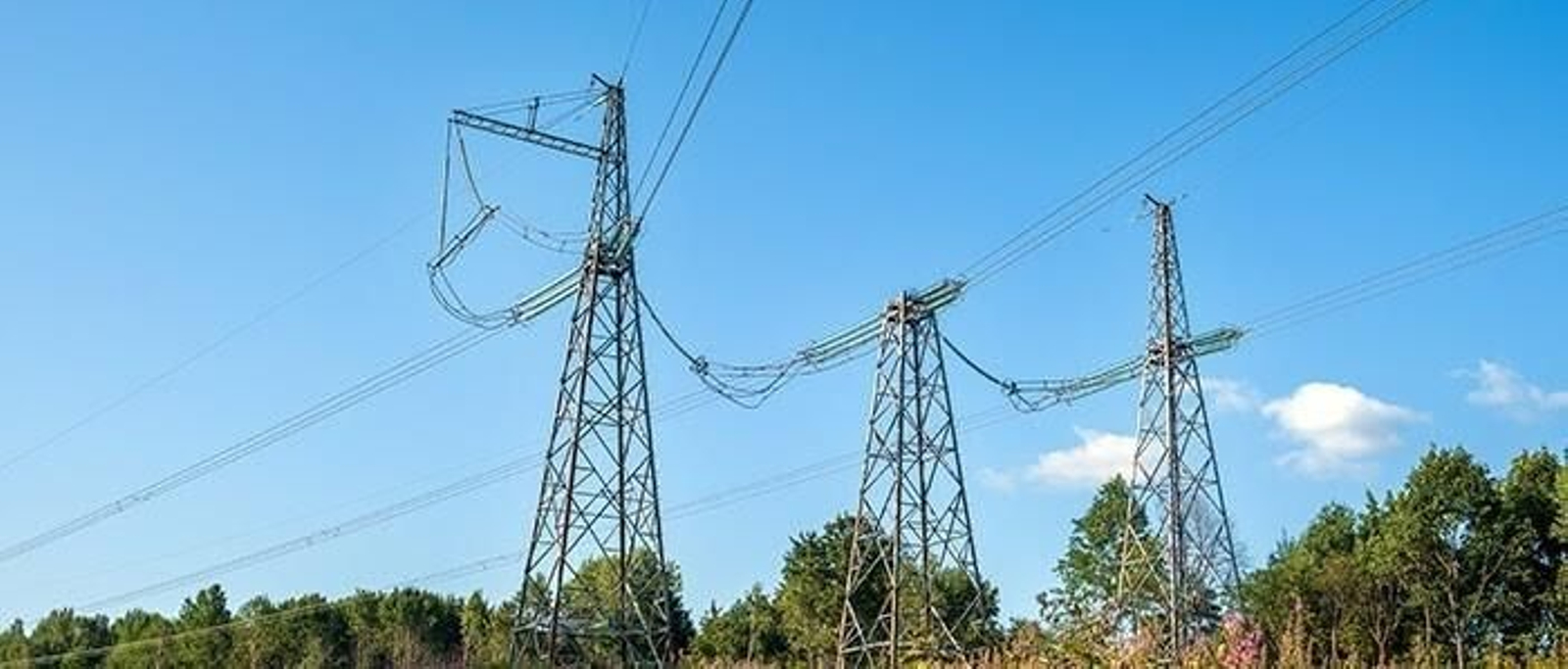 La luz marca este sábado su precio más baja en tres años