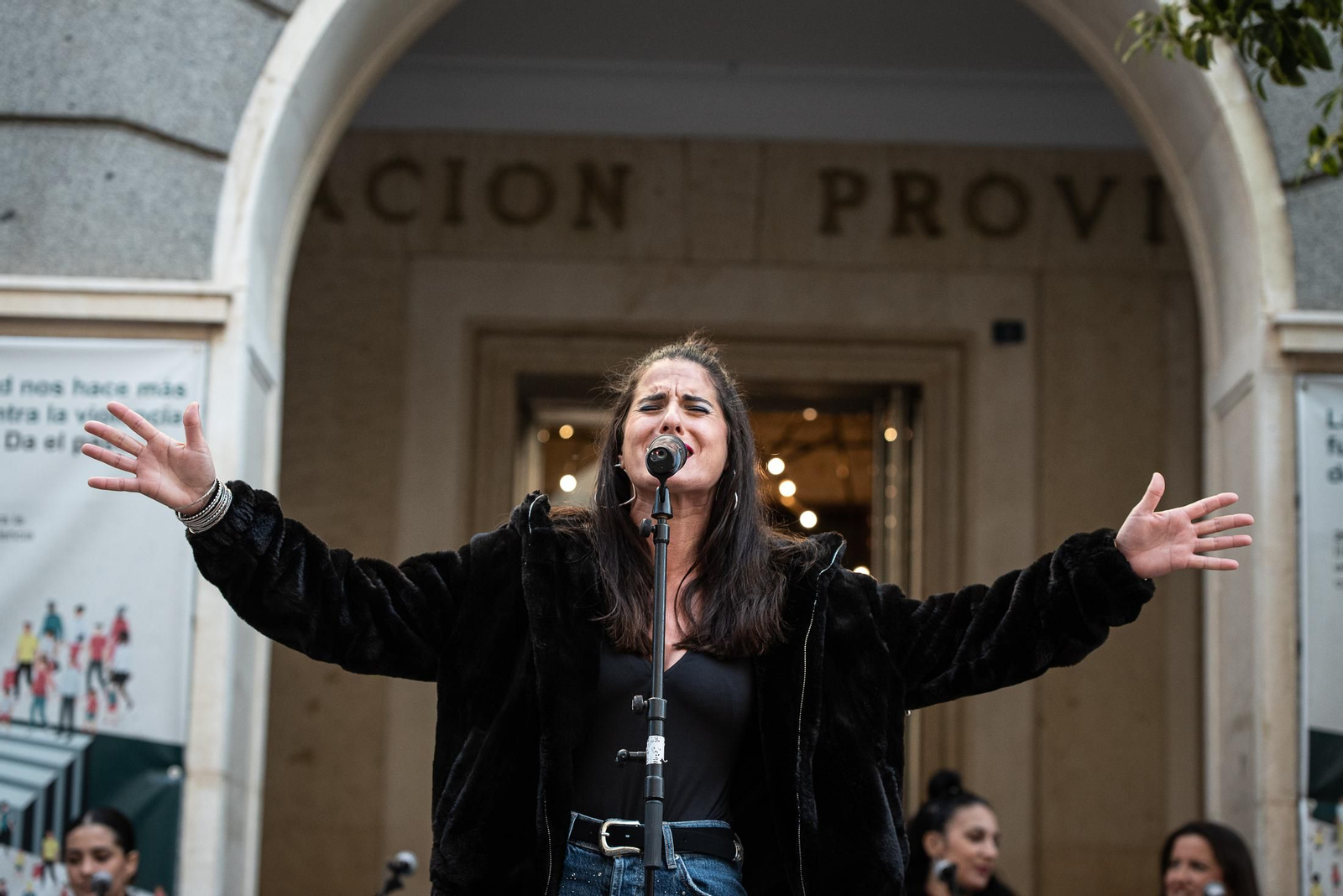 Imágenes de la Zambombá " Sones de Navidad" en la puerta de la Diputación