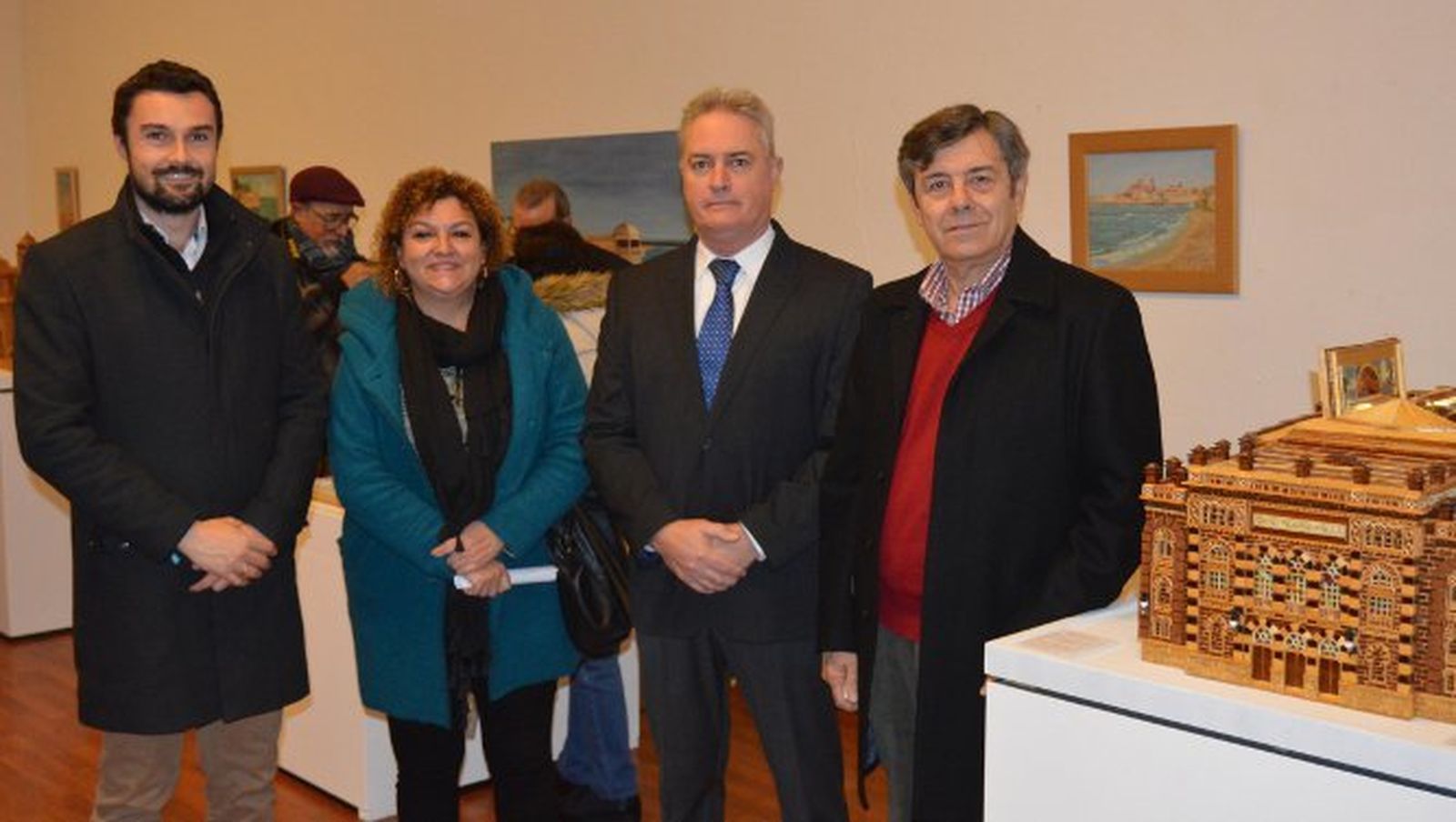 Martín Vila, Eva Tubío y Joaquín Tomás González y Antonio Peinado, ante la maqueta del Gran Teatro Falla.