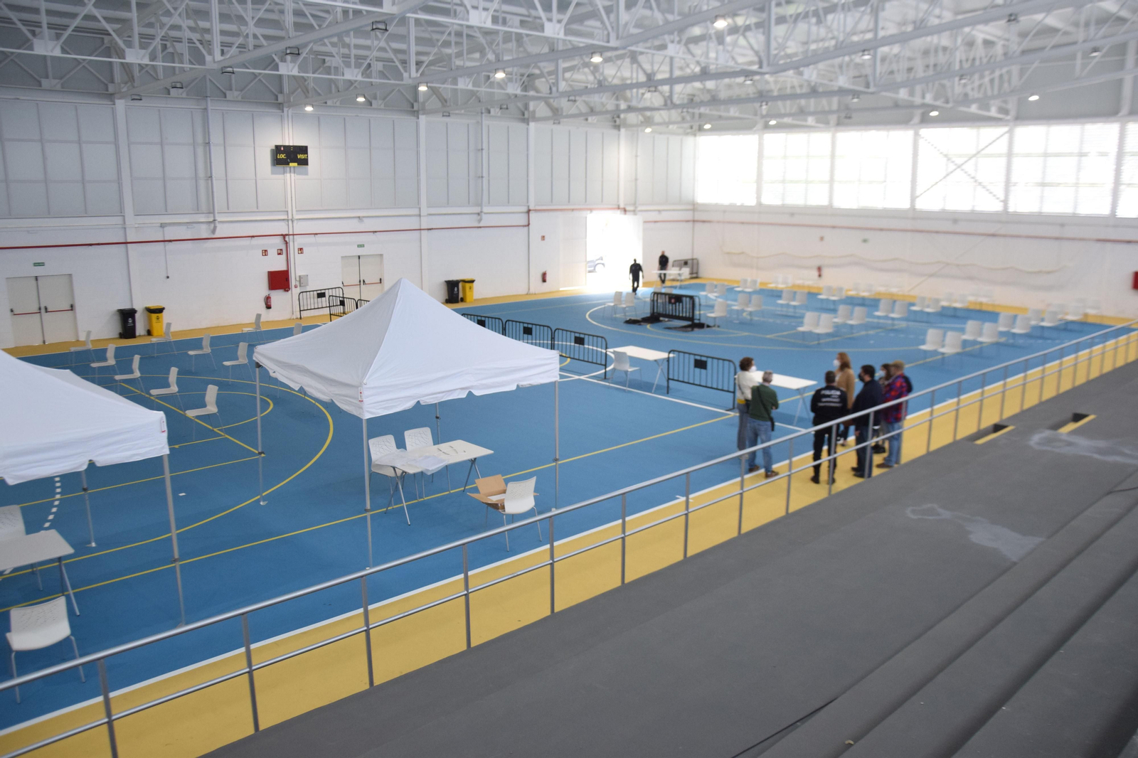 Carpas y asientos instalados en el pabellón de la barriada Andalucía para ser utilizado como punto de vacunación.
