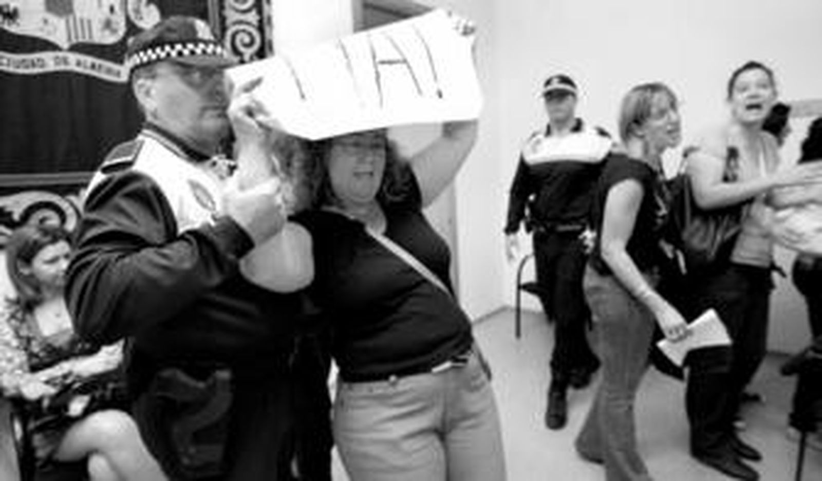 Una de las manifestantes se resiste a abandonar el Salón de Plenos en el Palacio de Marqueses de Cabra.