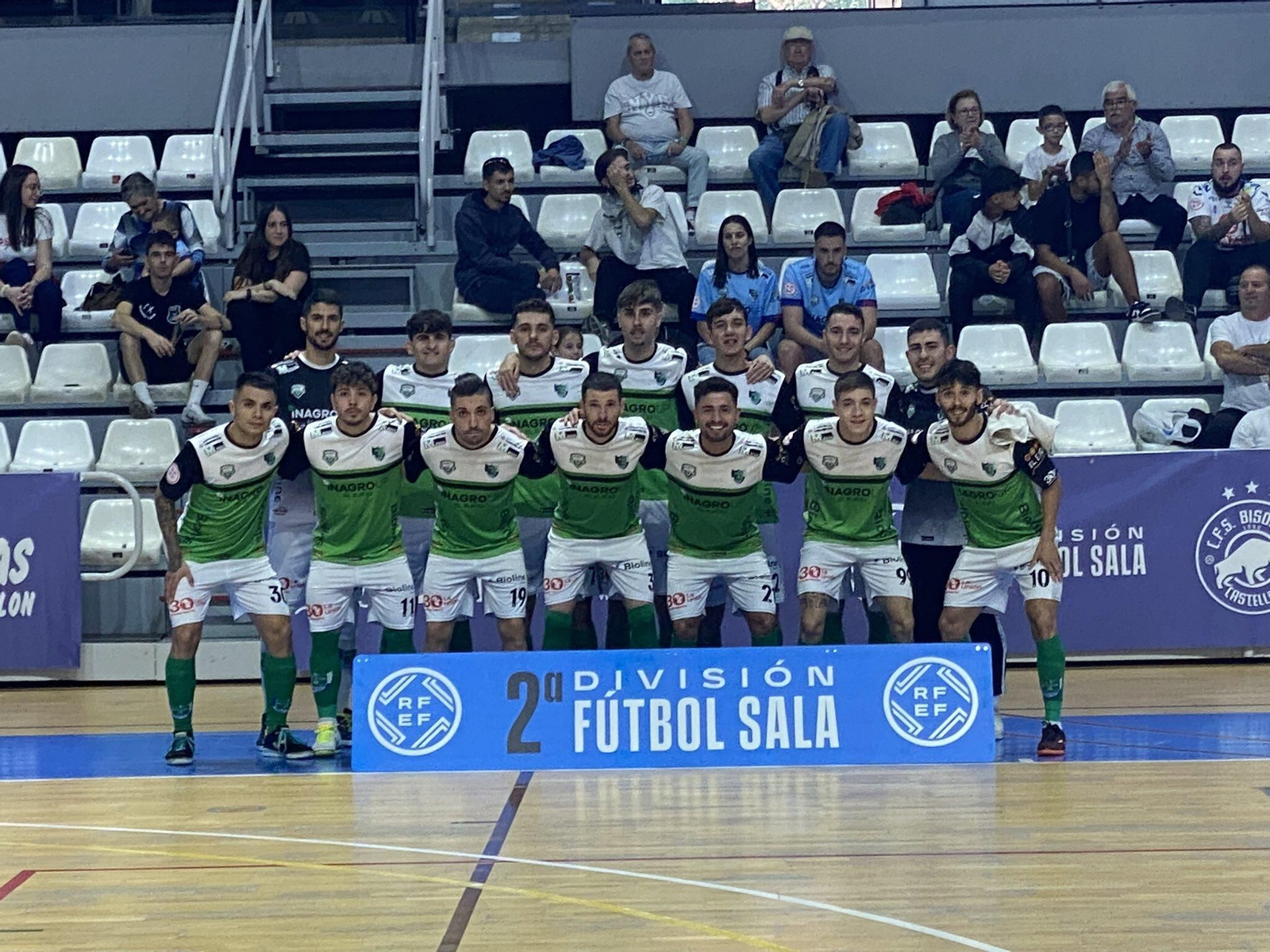 Los jugadores del conjunto ejidense posan en grupo antes de comenzar su partido ante el Bisontes Castellón.