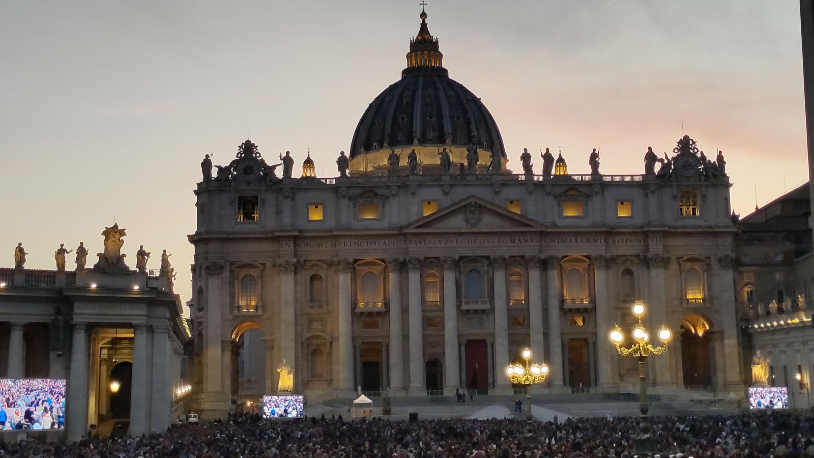 Una plaza de San Pedro abarrotada despide al Papa Francisco