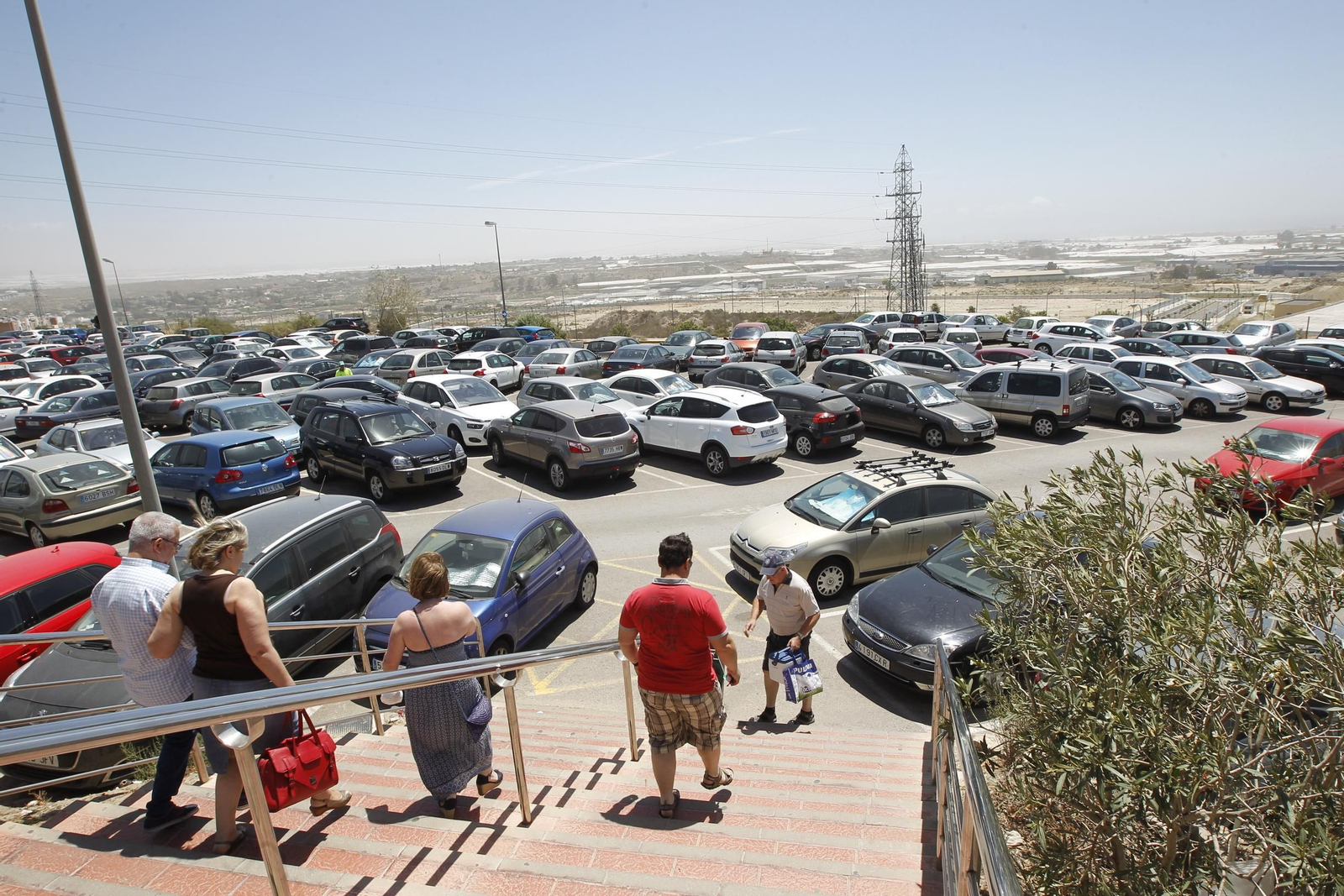 Parking asfaltado del hospital donde irán parte de los puntos de recarga eléctrica para vehículos que se van a instalar.