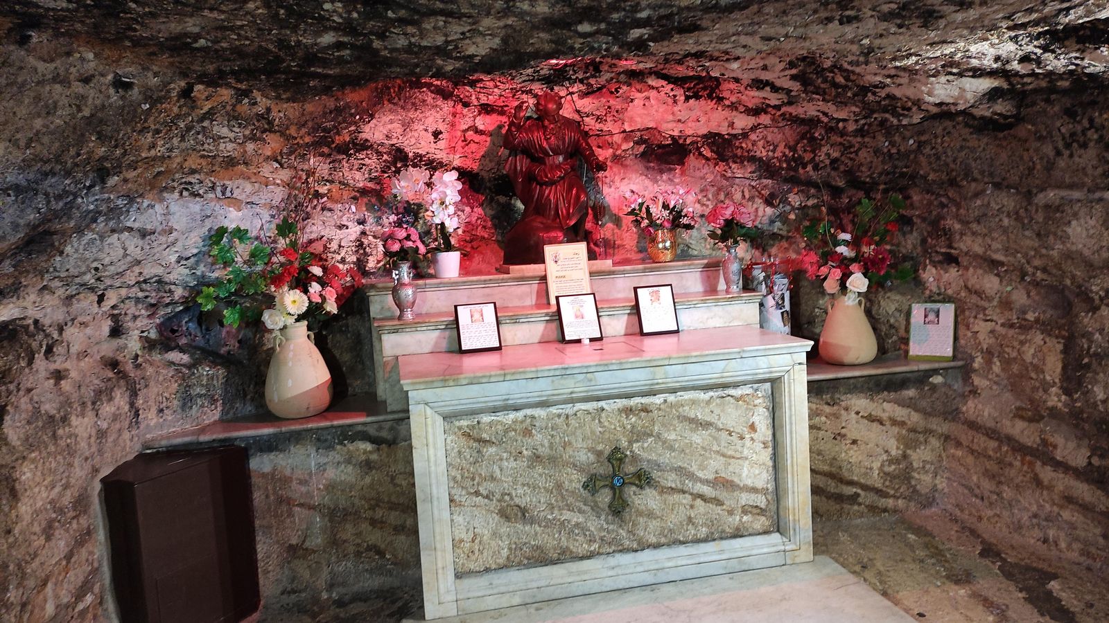 Cueva de Elías sobre la que se levanta el altar de la Virgen del Carmen.