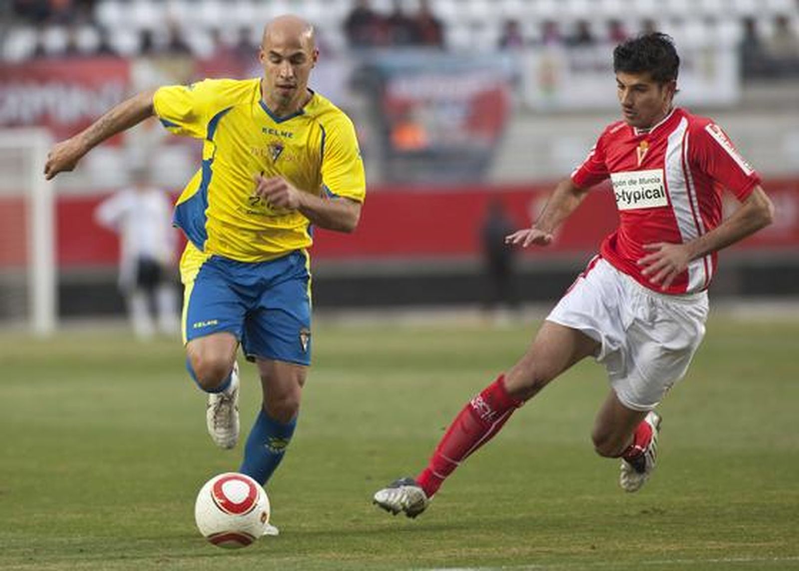 Álvaro Jurado persigue el balón. 

Foto: LOF