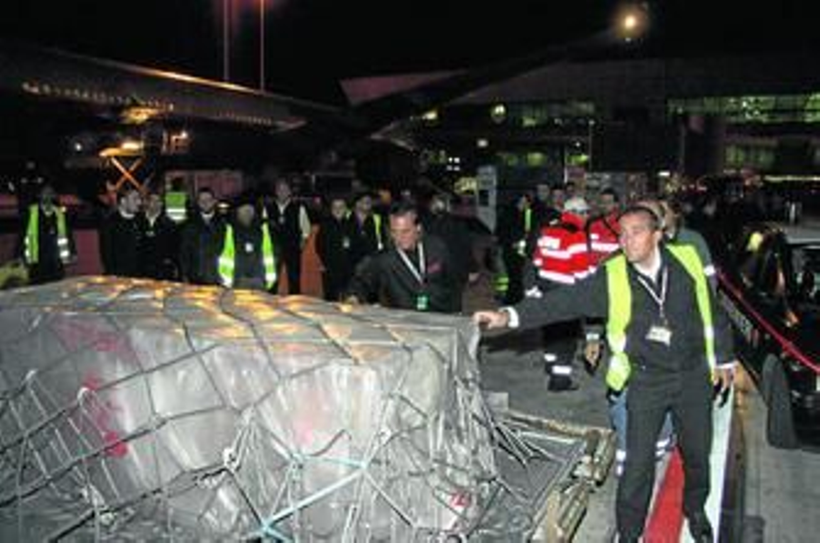 El ataúd con los restos mortales de Simoncelli, a su llegada ayer al aeropuerto de Fiumicino, en Roma.