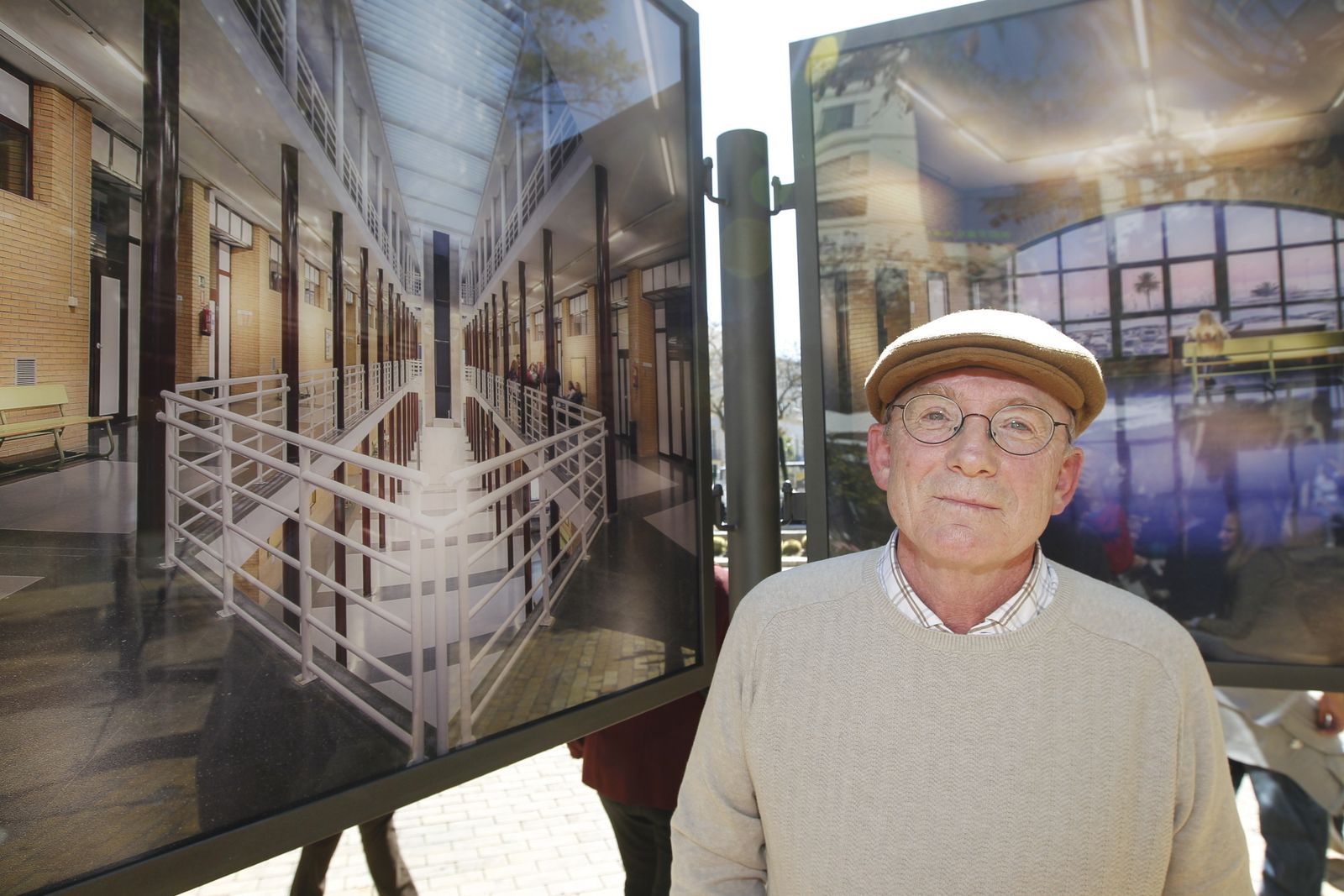 Domingo Leiva junto a una de las fotografías del Campus que se puede ver en la Puerta de Purchena.