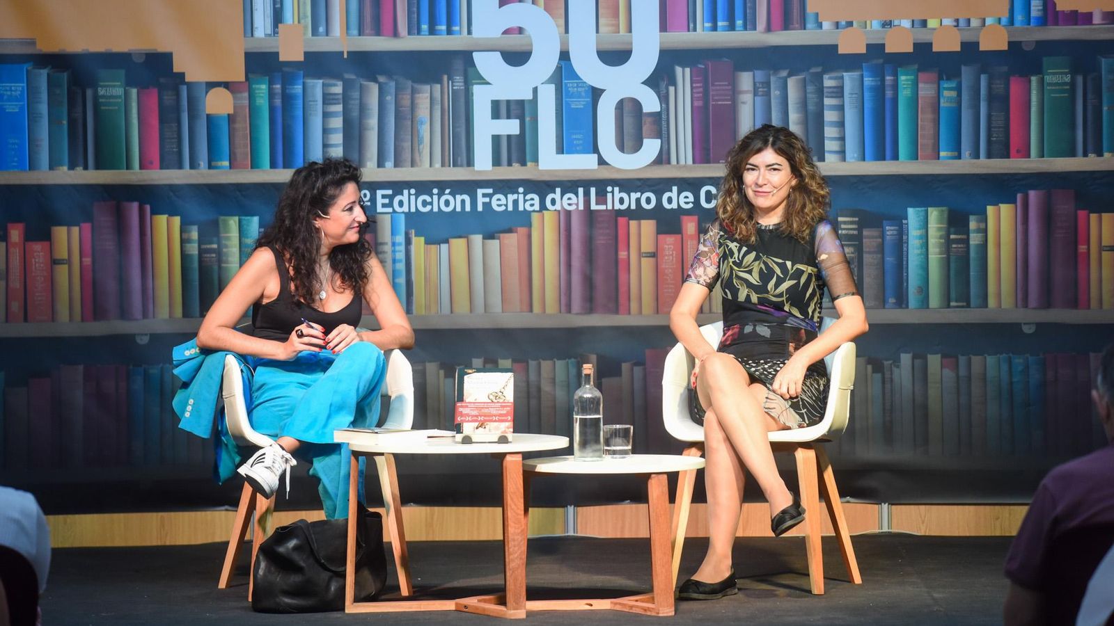 Susana Martín Gijón, en la Feria del Libro de Córdoba junto a Azahara Palomeque como presentadora.