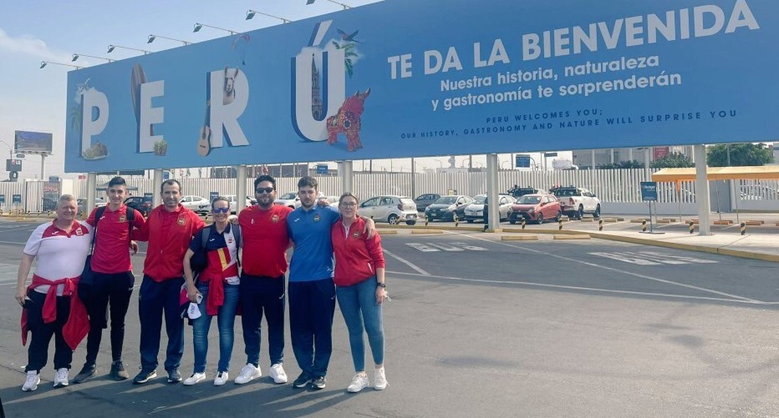 Fátima Gálvez, en el centro de la imagen, junto a sus compañeros de selección en Lima.