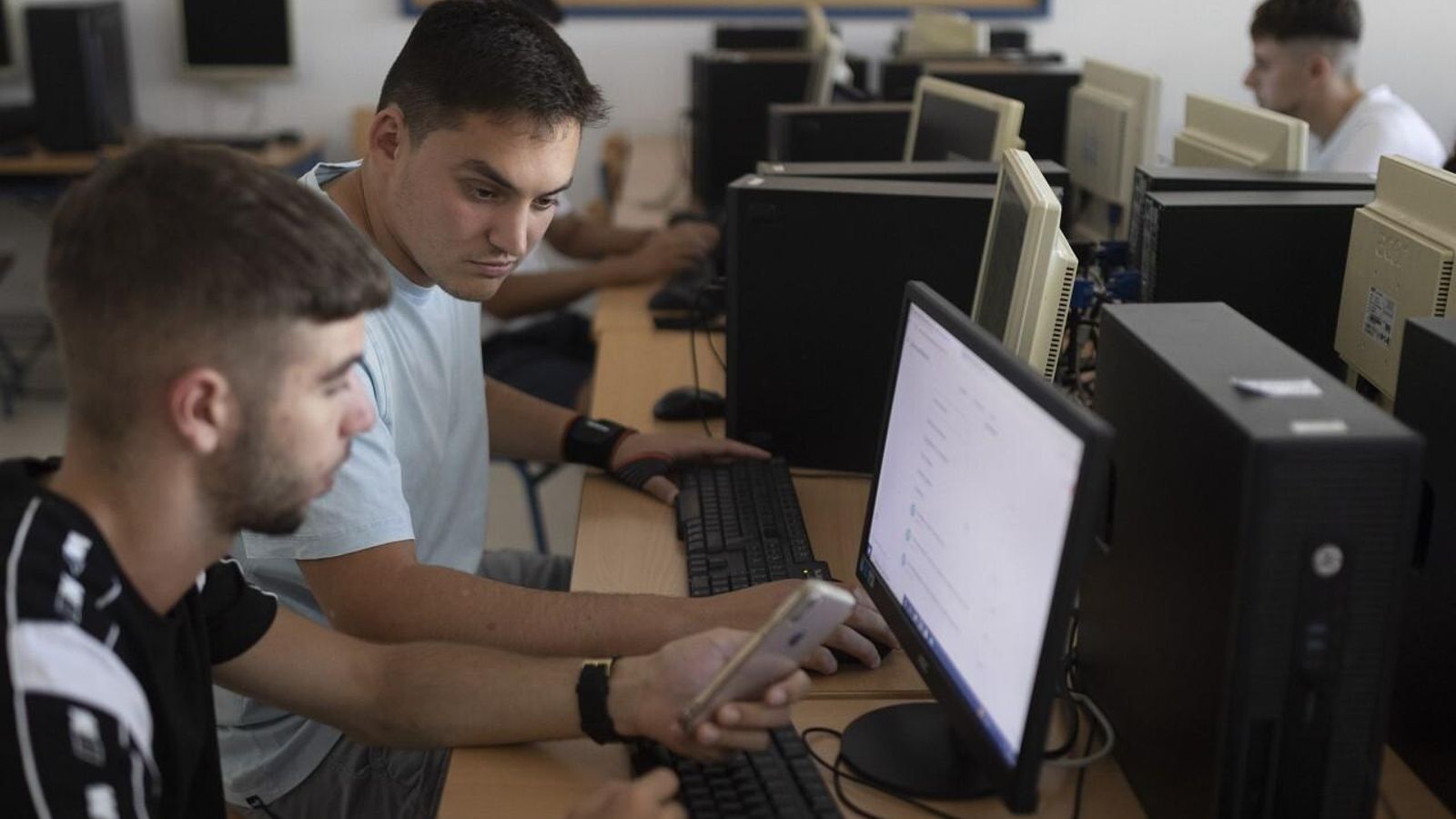 Dos alumnos durante una clase de Informática.