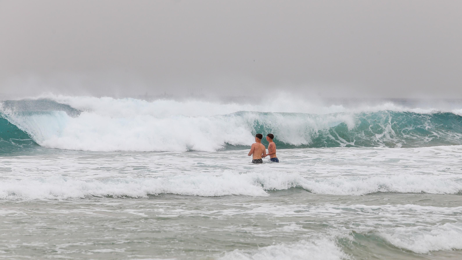 Un día de levante en Tarifa, en imágenes