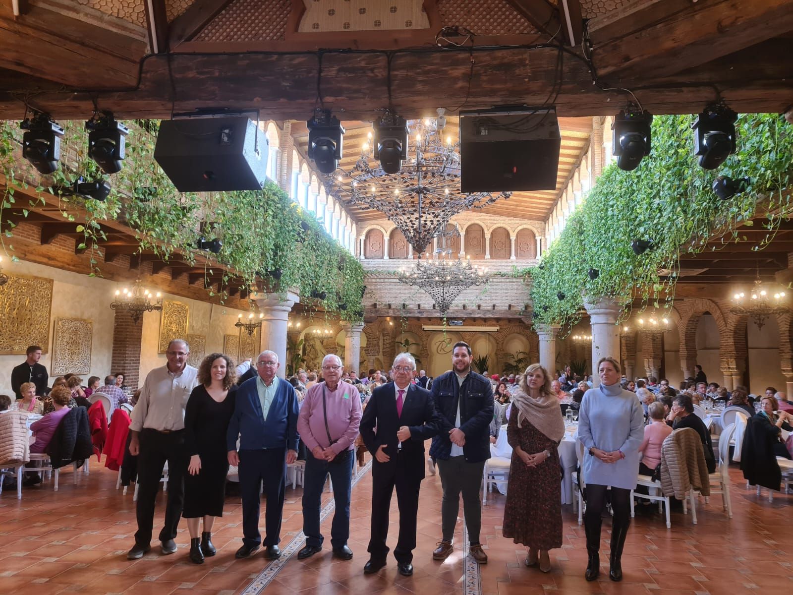 Consistirá en un almuerzo en un restuarante con la actuación de  cómico y música
