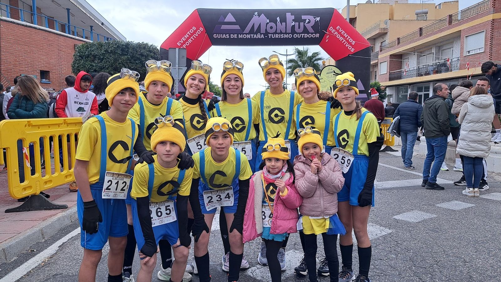 Un grupo de participantes disfrazados antes de tomar la salida de la prueba.