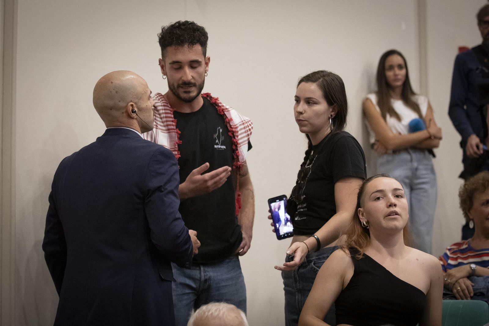 Así ha sido el tenso recibimiento a la vicepresidenta Yolanda Díaz en la Universidad de Granada: las imágenes