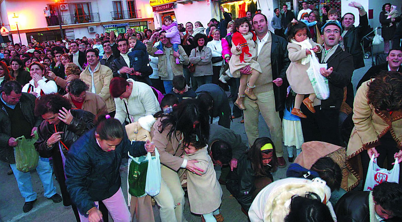 Las familias recogiendo caramelos en la Cabalgata de Reyes de 2006 en San Fernando