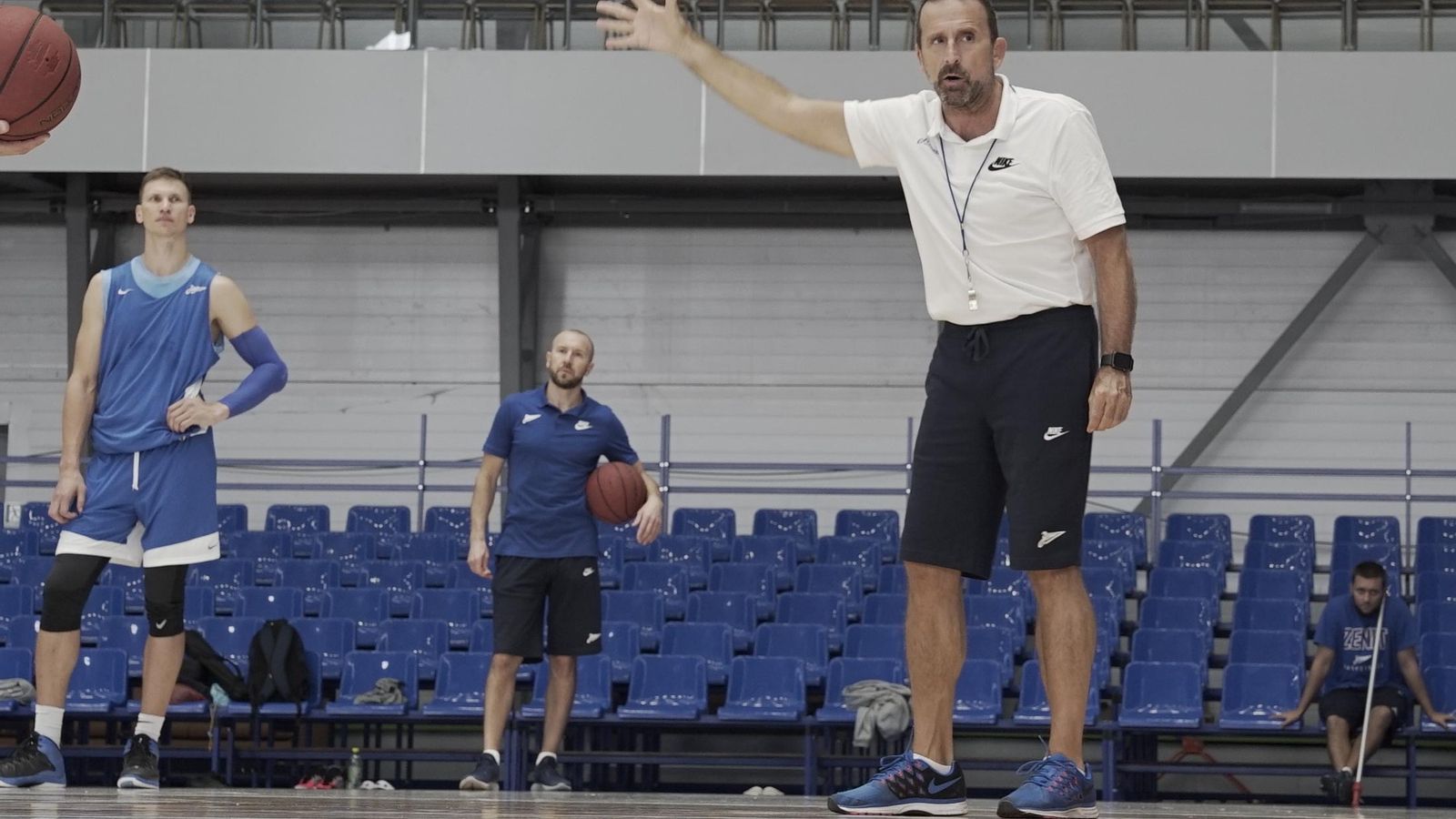 Joan Plaza da órdenes durante un entrenamiento.