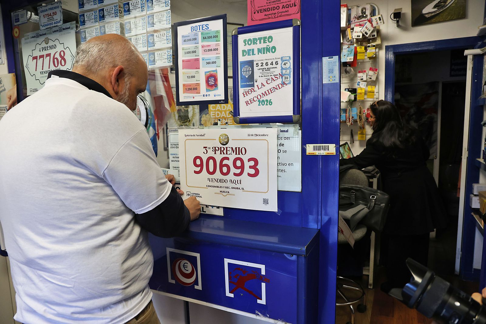 La Loteria de Navidad reparte premios en Huelva (6)