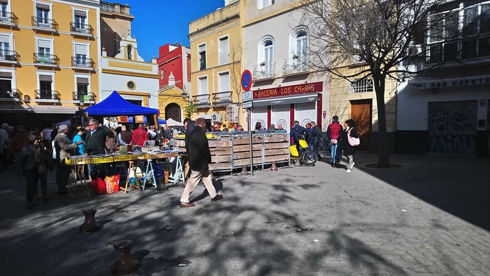 La calle Feria un jueves de mercadillo