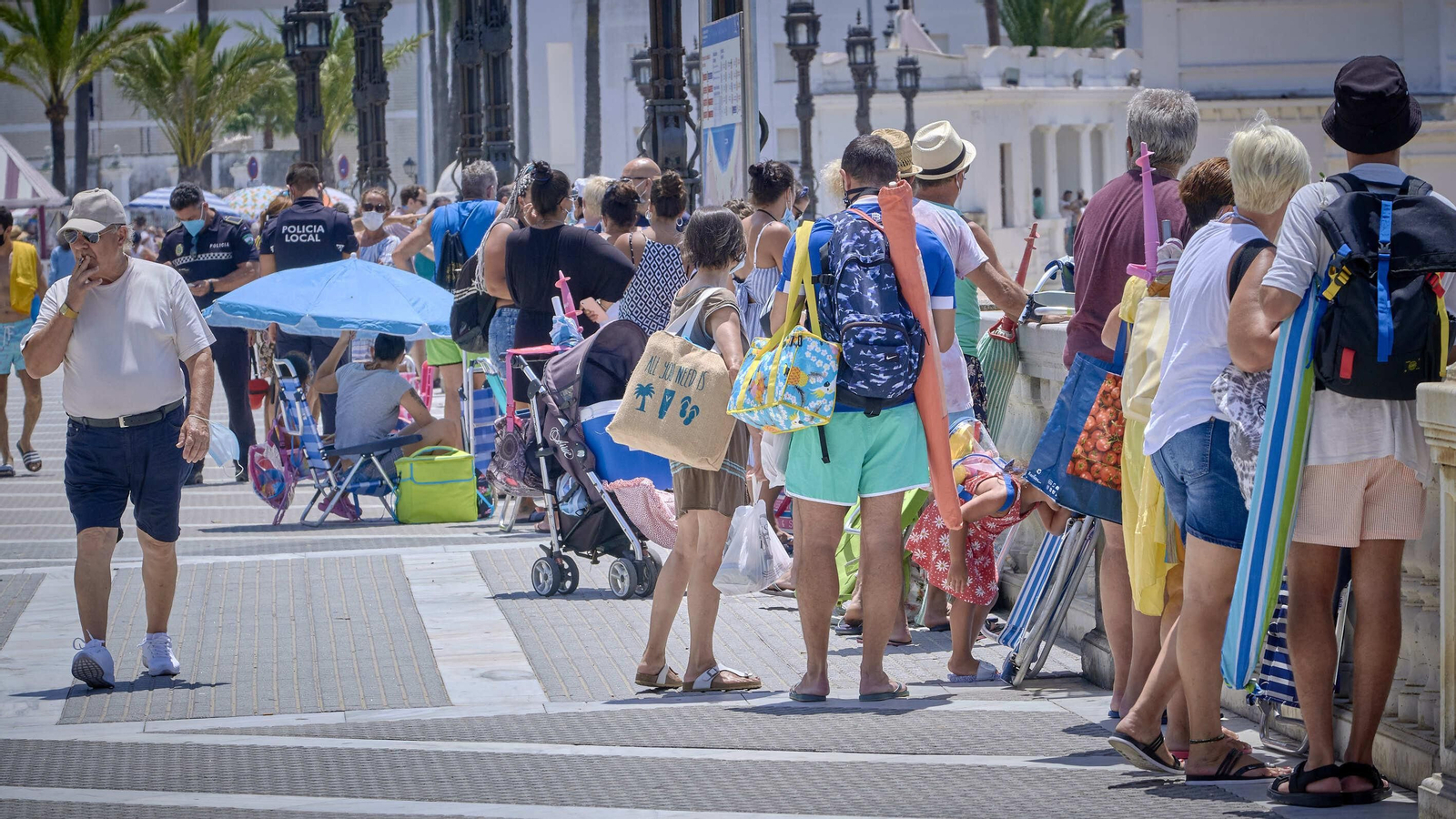 Imágenes inéditas en La Caleta con colas para entrar al completarse el aforo
