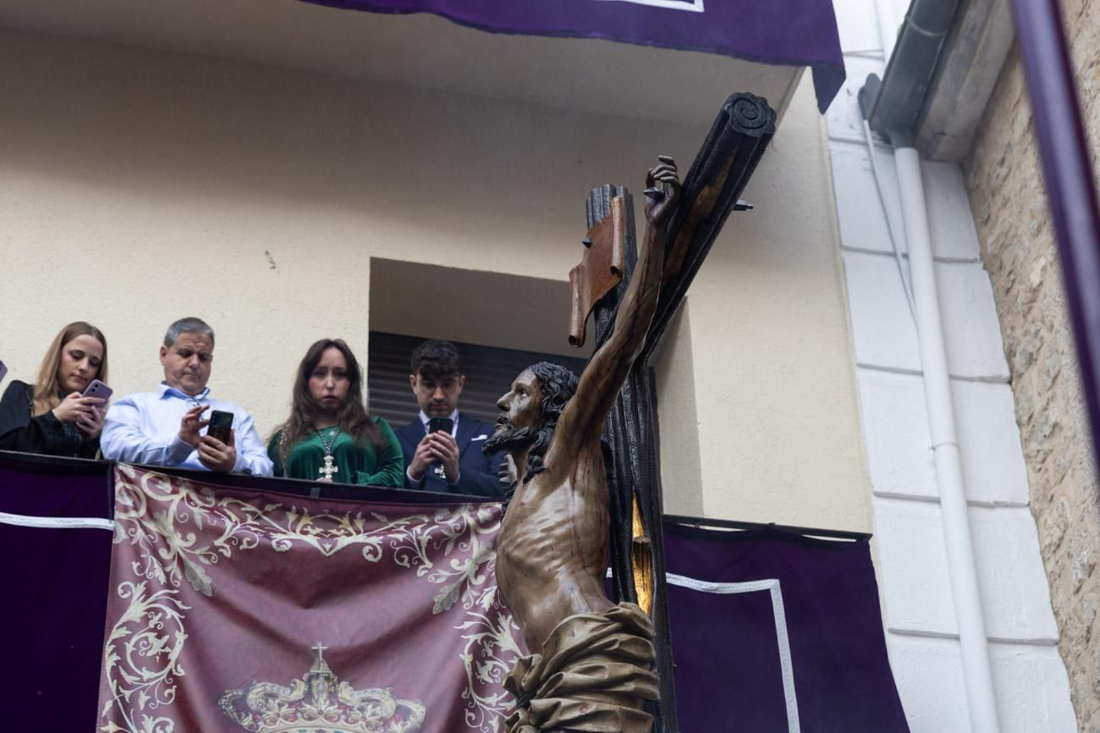Las cofradías de la Vera Cruz, Expiración y Gran Poder lucen sus cortejos en la calle