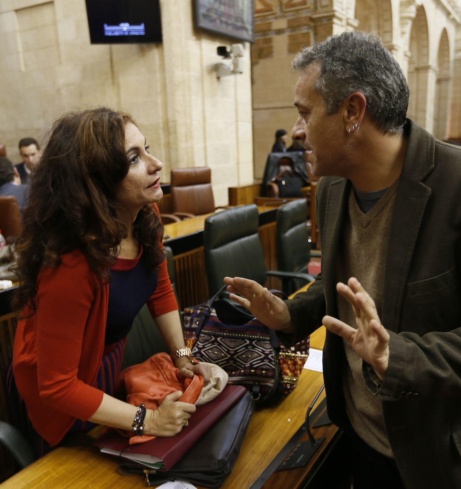 La consejera Maria Jesús Montero habla con José Antonio Castro, de IU.