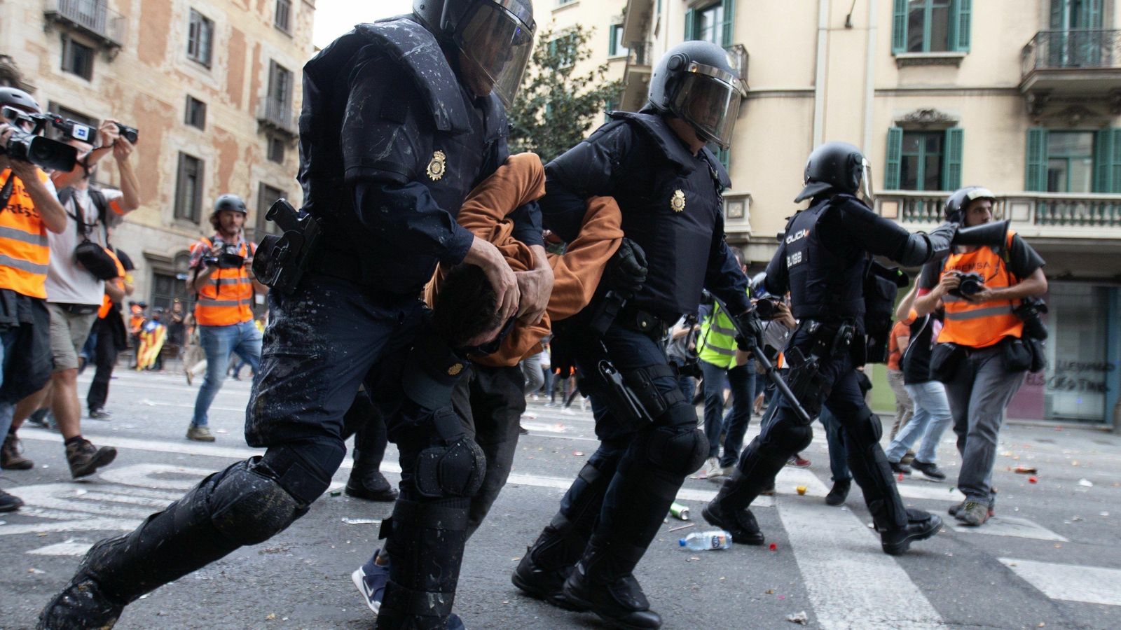 Agentes de la UIP trasladan a un manifestante detenido.
