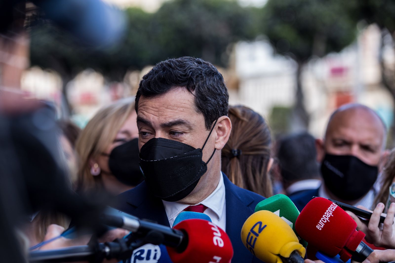 Así ha sido la visita del presidente de la Junta a las hermandades del Lunes Santo de San Fernando