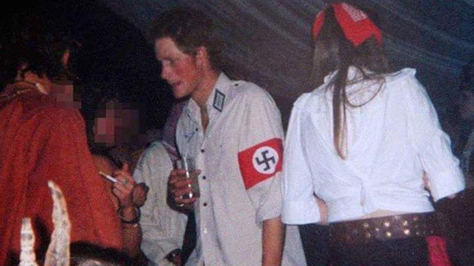 El príncipe Harry luciendo una esvástica en una fiesta de Halloween en 2005