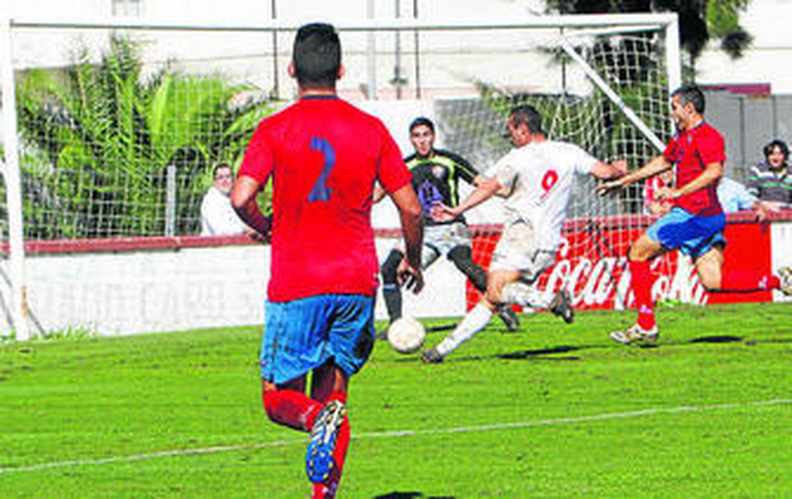 Dani Velázquez se dispone a rematar al portal de Curro.