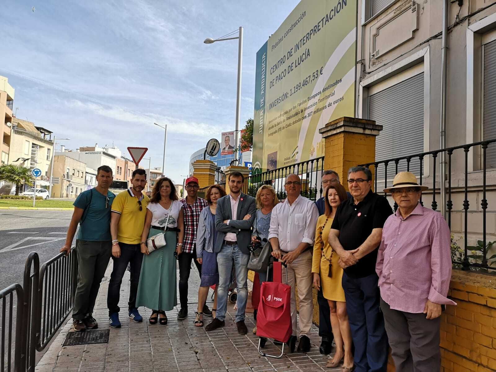 Miembros del PSOE, junto al edificio que albergará el museo de Paco de Lucía