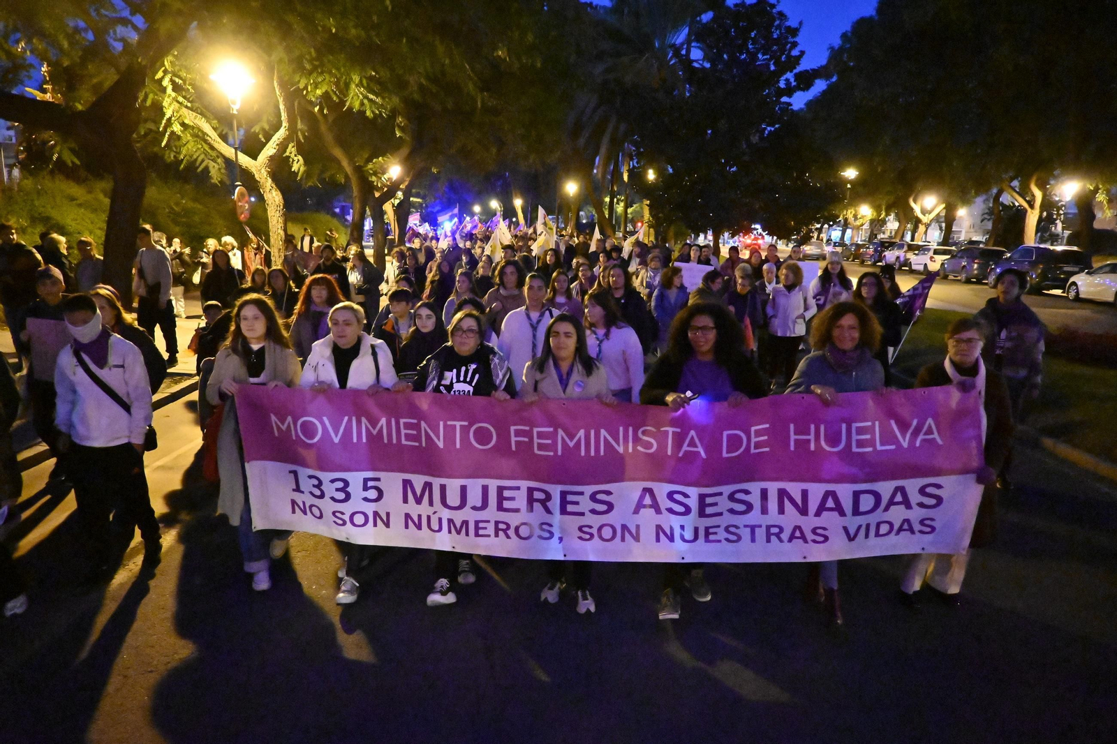 Imágenes de la manifestación con motivo del 25N en Huelva