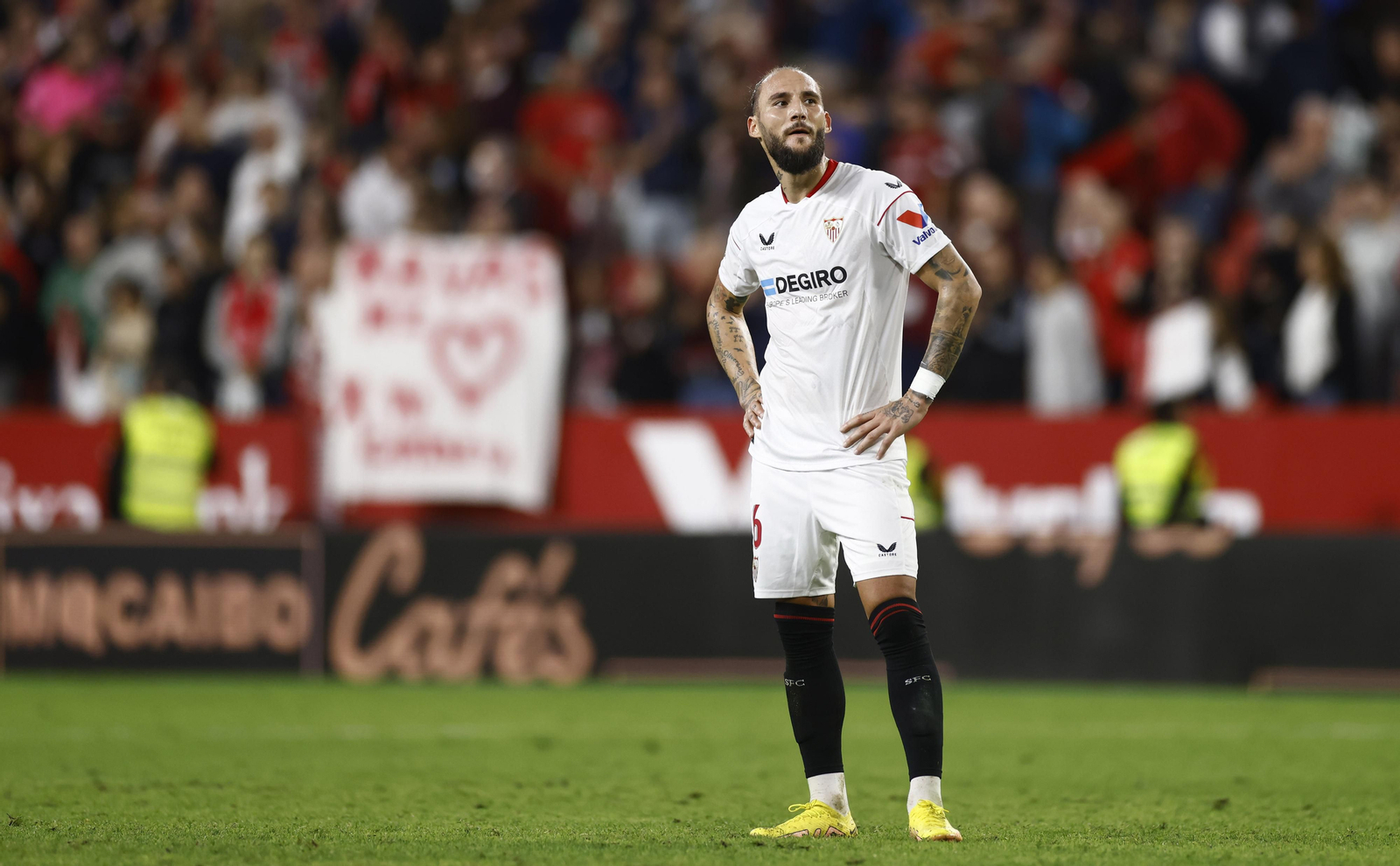 Nemanja Gudelj, desesperado en el campo.