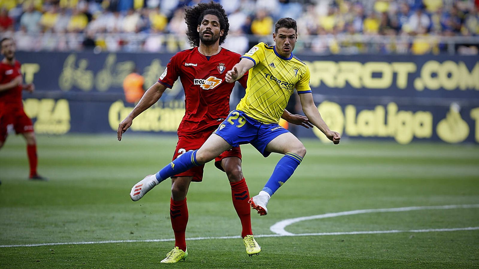 Aridane y Manu Vallejo, en el último Cádiz-Osasuna.