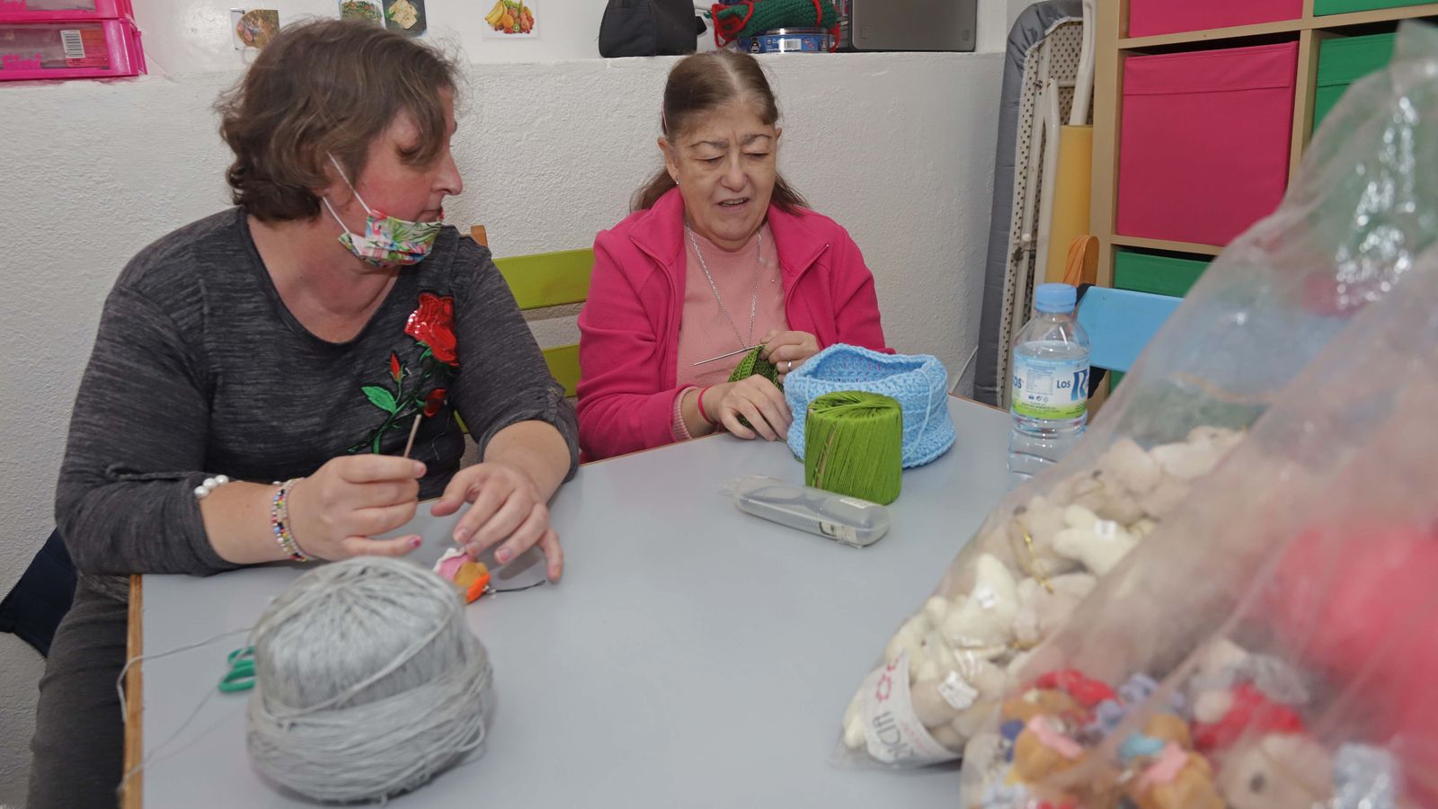 Venta de productos navideños solidarios de Apadis en Algeciras