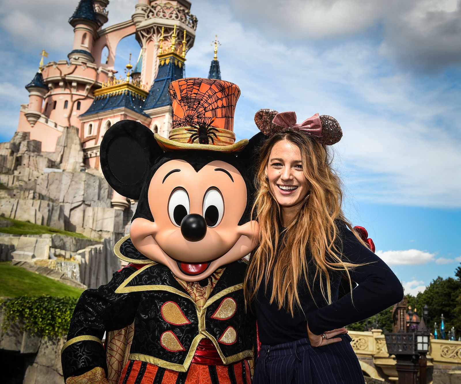 Blake Lively, con Mickey Mouse en Disneyland Paris.