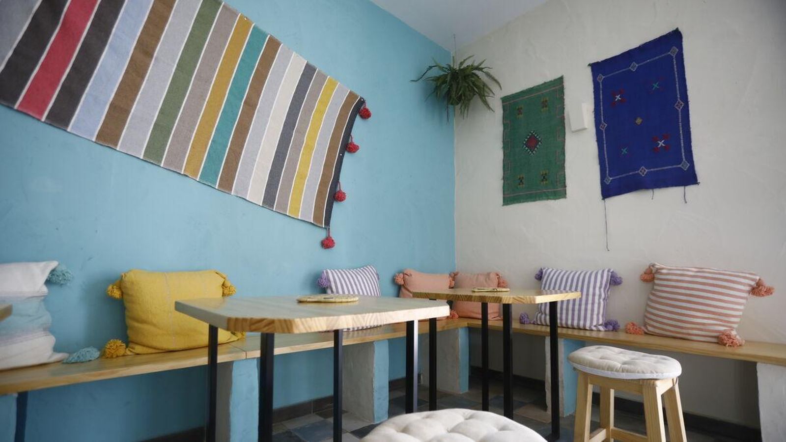 El restaurante-cafetería se articula en dos salones, decorados con alegres tonalidades, que elevan aún más la experiencia del cliente El restaurante-cafetería se articula en dos salones, decorados con alegres tonalidades, que elevan aún más la experiencia del cliente