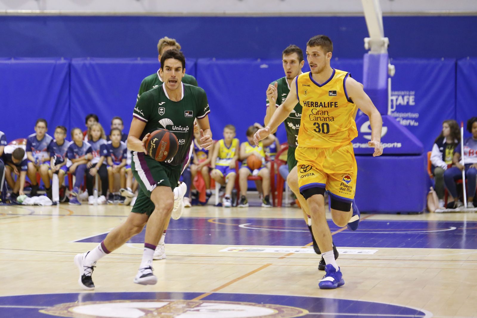 La primera victoria del Unicaja, en fotos