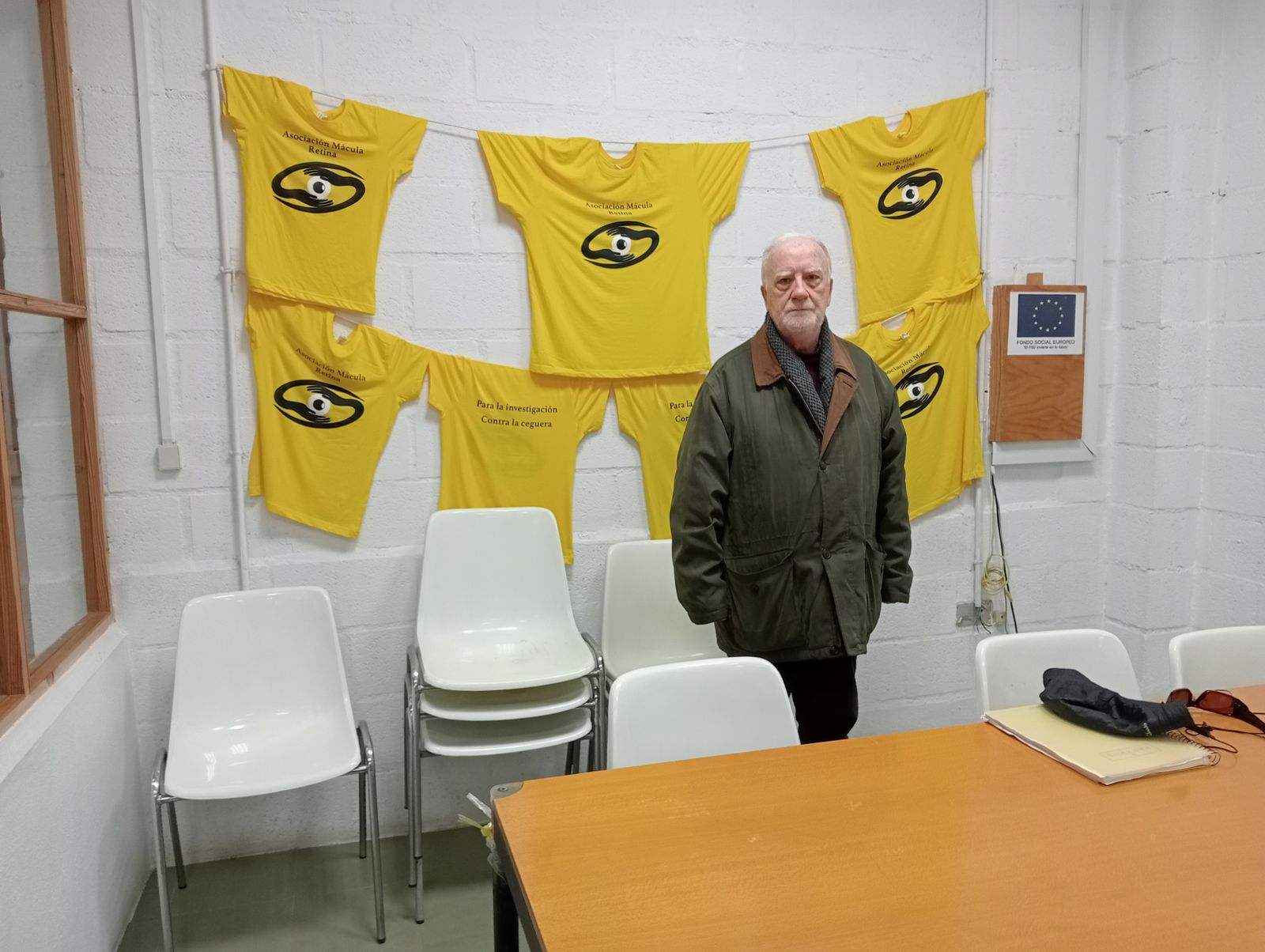 El presidente de la asociación Macula Retina, Jacinto Zulueta, en una de las dependencias de la nave.