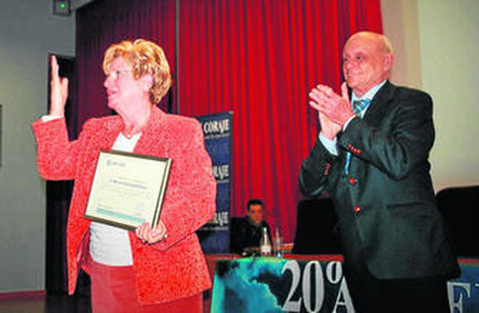 La viuda de Manuel Rodríguez recogió la distinción.