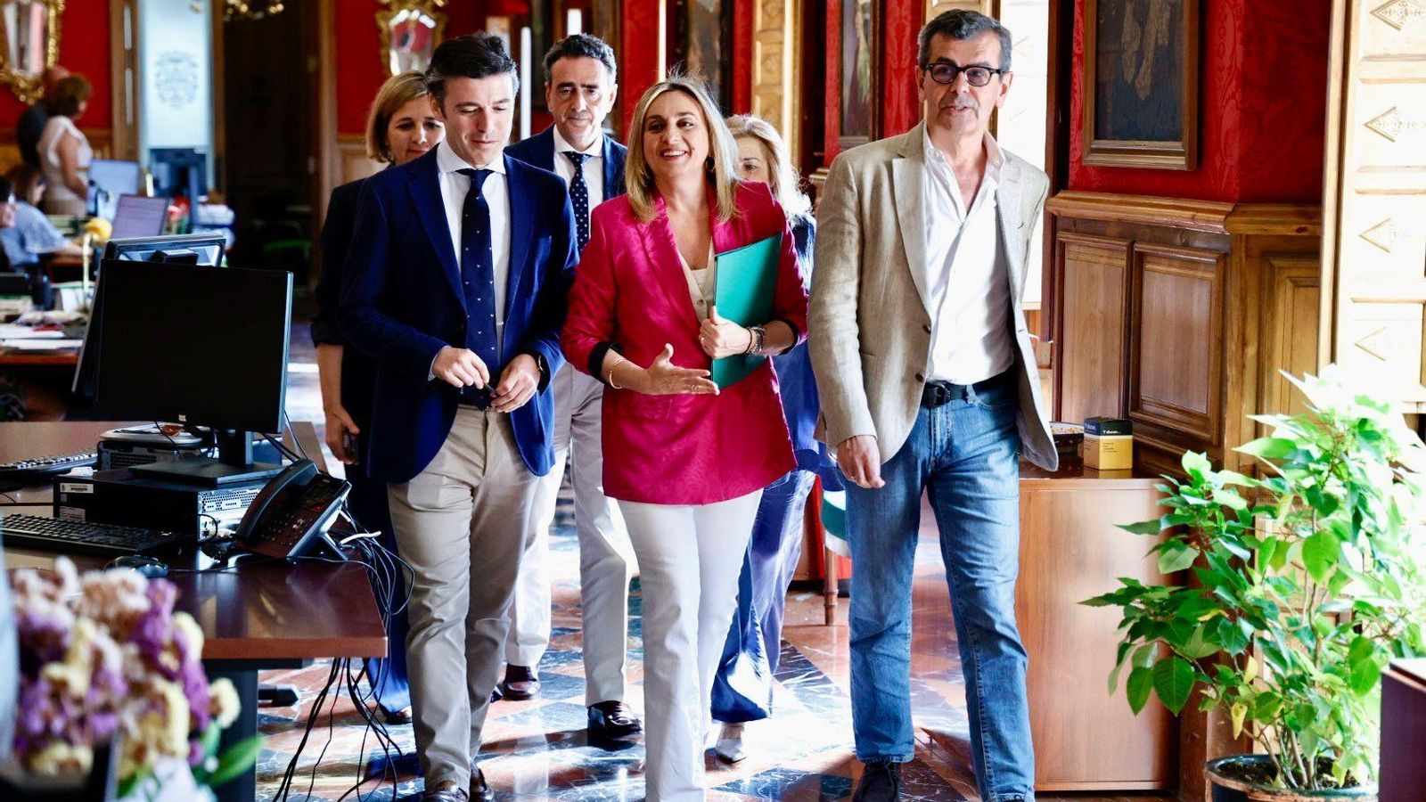 La alcaldesa y los tenientes de alcalde, en el pasillo de Alcaldía.