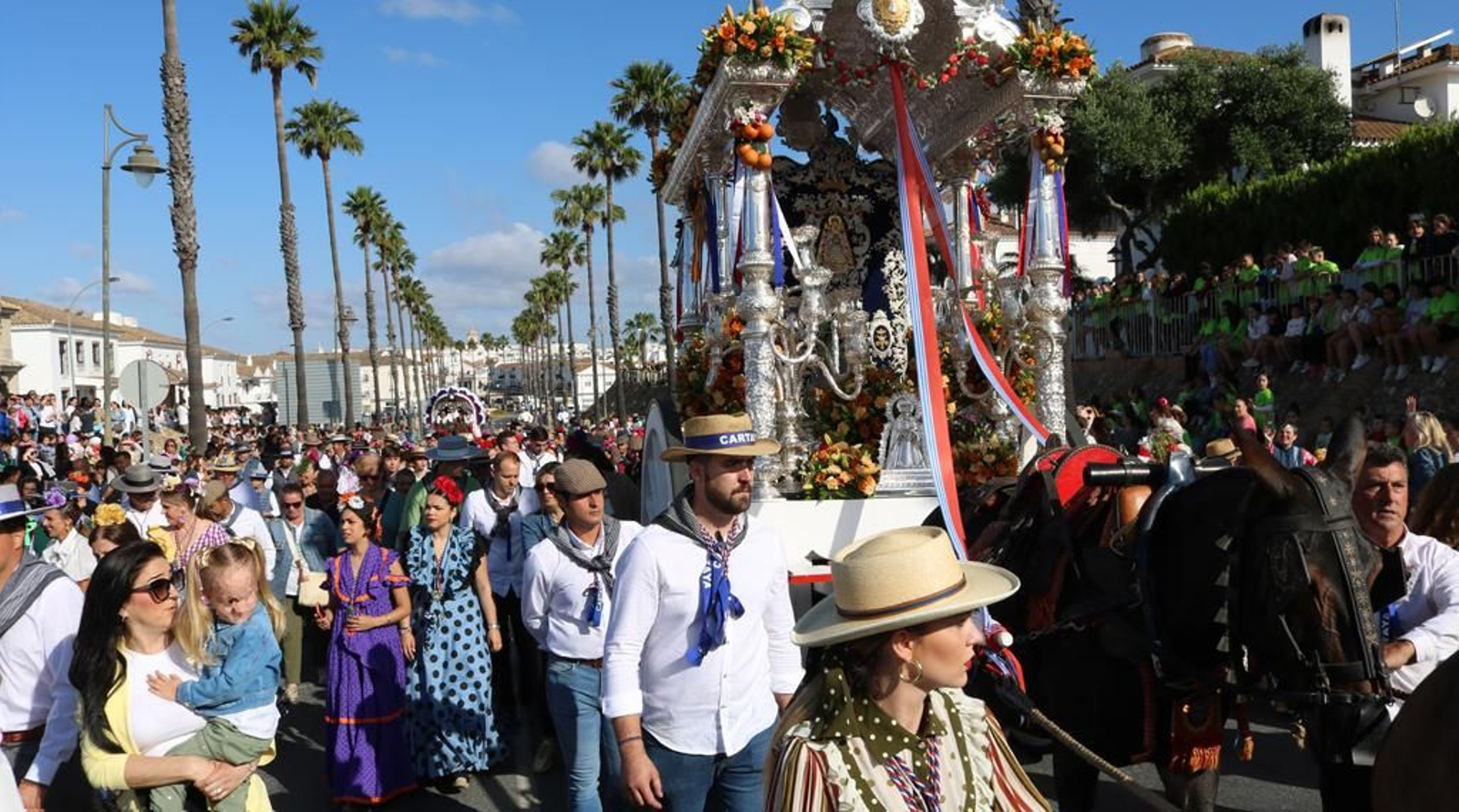 La Hermandad de Cartaya en su camino por las calles de la localidad.