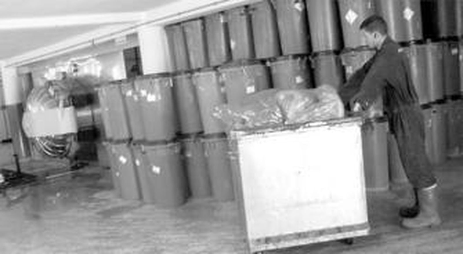 Chaves, en la inauguración de la factoría junto al presidente de Athisa.